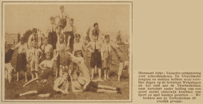 871380 Afbeelding van een groepje schoolkinderen tijdens de 'Vacantie-ontspanning' op het sportterrein aan de ...
